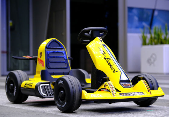 14 años de edad de automóvil de diseño de moda paseo en un coche de karting con dos motores a un precio asequible