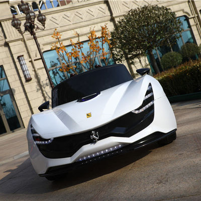 2023 hecha en el más nuevo 12 Volt Kids Electric Ride en el coche con dos puertas abiertas marrón