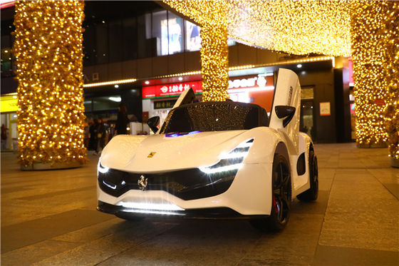 2023 hecha en el más nuevo 12 Volt Kids Electric Ride en el coche con dos puertas abiertas marrón