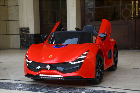 2023 hecha en el más nuevo 12 Volt Kids Electric Ride en el coche con dos puertas abiertas marrón