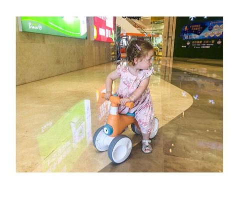 Bicicleta de equilibrio infantil de plástico de 4 ruedas con dispositivo de burbujas de luz con música carga máxima 30kg