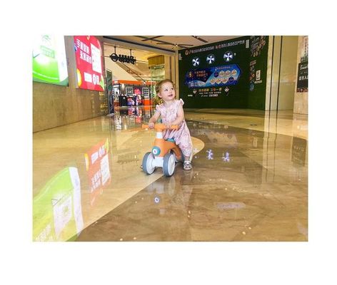 Bicicleta de equilibrio infantil de plástico de 4 ruedas con dispositivo de burbujas de luz con música carga máxima 30kg