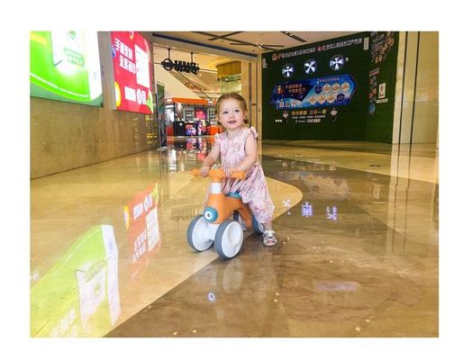Bicicleta de equilibrio infantil de plástico de 4 ruedas con dispositivo de burbujas de luz con música carga máxima 30kg