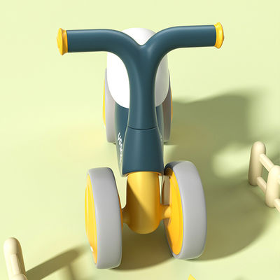 Carro de equilibrio de bebé de plástico naranja con patinaje en rodillos silencioso y diseño verde