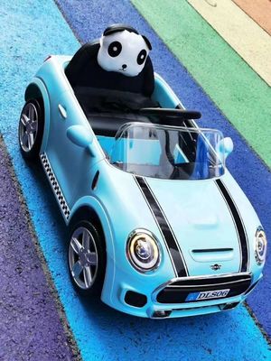 Coche de cuatro ruedas de 12 V con control remoto 2.4G y amortiguador de choques Tamaño del producto 103*59*50