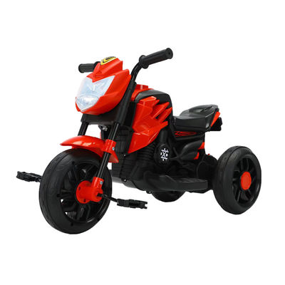 Niños azules neutros en género montan en motocicletas de tres ruedas con pedal y los mejores coches motorizados