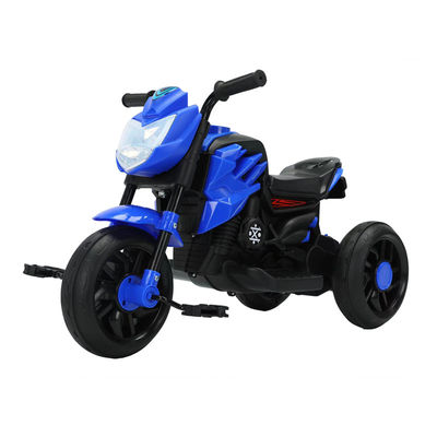 Niños azules neutros en género montan en motocicletas de tres ruedas con pedal y los mejores coches motorizados
