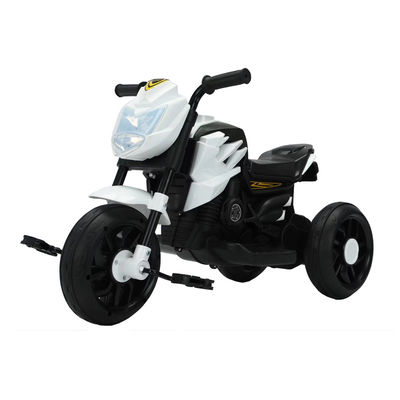 Niños azules neutros en género montan en motocicletas de tres ruedas con pedal y los mejores coches motorizados