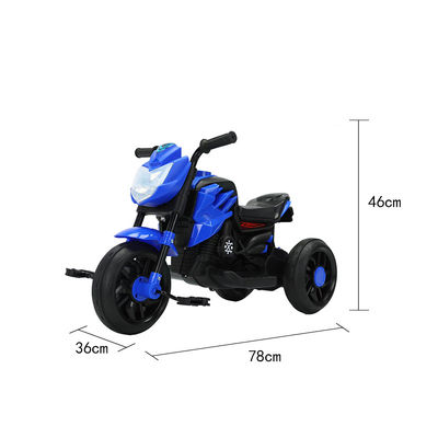 Niños azules neutros en género montan en motocicletas de tres ruedas con pedal y los mejores coches motorizados