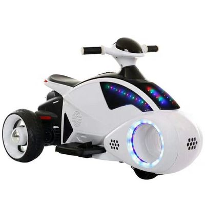 Viajar en una motocicleta eléctrica infantil de tres ruedas con ruedas intermitentes y música