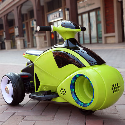 Viajar en una motocicleta eléctrica infantil de tres ruedas con ruedas intermitentes y música