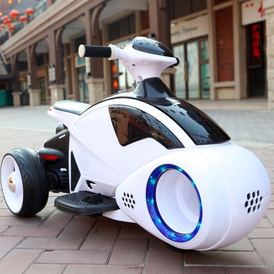 Viajar en una motocicleta eléctrica infantil de tres ruedas con ruedas intermitentes y música