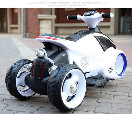 Viajar en una motocicleta eléctrica infantil de tres ruedas con ruedas intermitentes y música
