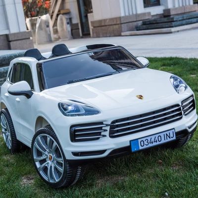 Los niños eléctricos con licencia más reciente viajan en automóviles con doble accionamiento y dos asientos reales