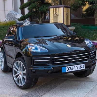 Los niños eléctricos con licencia más reciente viajan en automóviles con doble accionamiento y dos asientos reales