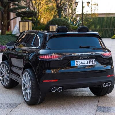 Los niños eléctricos con licencia más reciente viajan en automóviles con doble accionamiento y dos asientos reales