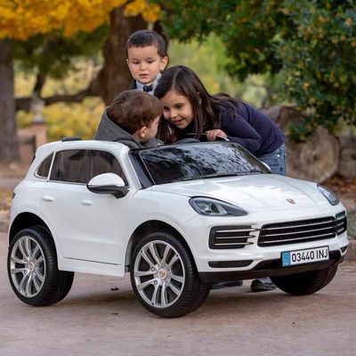 Los niños eléctricos con licencia más reciente viajan en automóviles con doble accionamiento y dos asientos reales