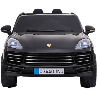 Los niños eléctricos con licencia más reciente viajan en automóviles con doble accionamiento y dos asientos reales