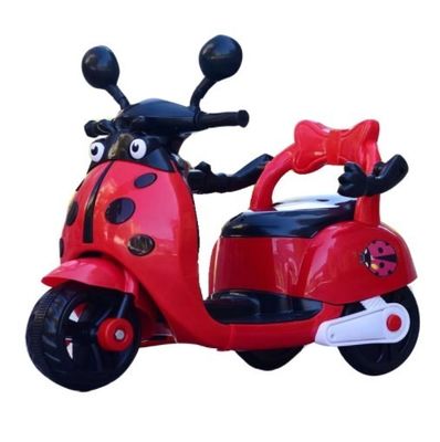 Muchos niños montan una motocicleta eléctrica de plástico con luces y música