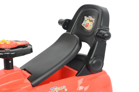 Los niños modernos de plástico viajan en carritos de equilibrio con música de proveedores