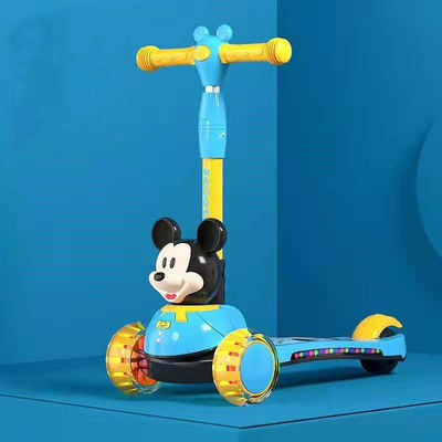 Plastico para niños para montar en un scooter con rueda de música y función plegable