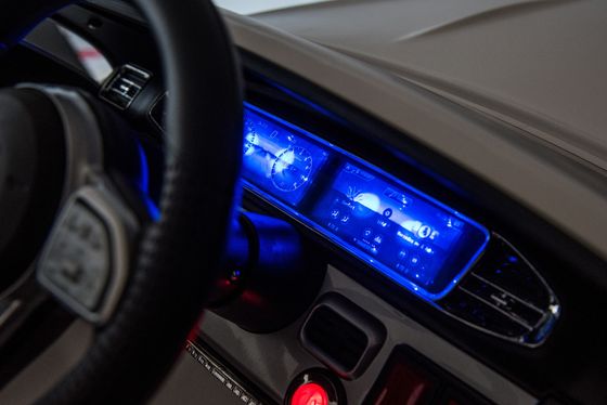 El coche eléctrico para niños con control remoto 2.4G y batería larga