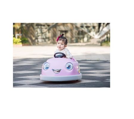Niños de 2-6 años viajan en el coche eléctrico de parachoques con función de oscilación de freno de un botón para niños