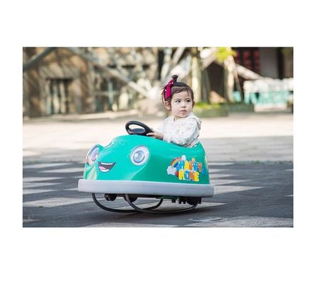 Niños de 2-6 años viajan en el coche eléctrico de parachoques con función de oscilación de freno de un botón para niños