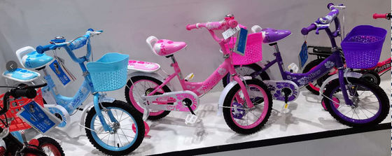 Bicicleta de dos ruedas de 14 pulgadas con spray de manillar y una cesta de plástico de color coincidente